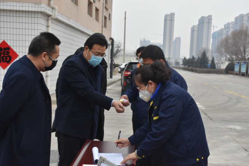 市城管局劉云飛局長一行蒞臨忻州市水務(wù)有限責(zé)任公司污水處理分公司檢查疫情防控及復(fù)工復(fù)產(chǎn)工作情況。.jpg